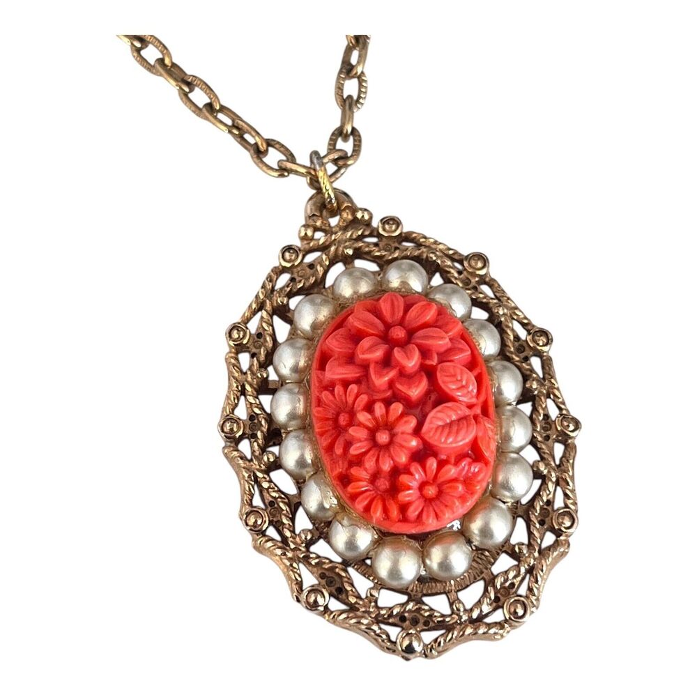 Vintage 1960s Sarah Coventry Floral Cameo Necklace Faux Pearl Gold Tone - 7U
